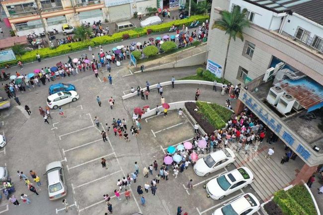 王欣瑜挑战世界冠军，0-2不敌大坂直美的网球场瞬间