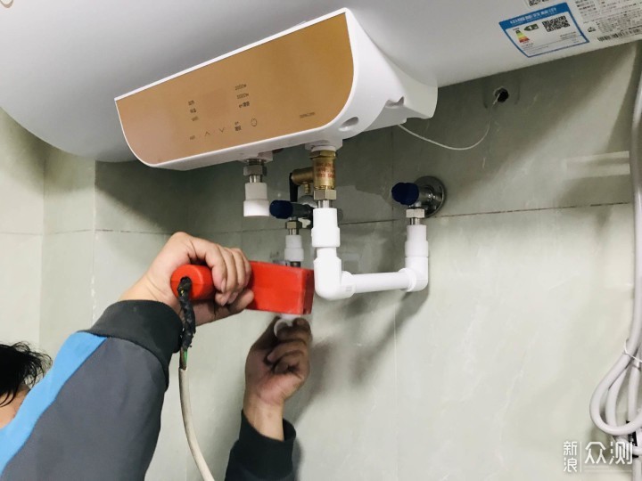 万和热水器365t13安装视频，自己动手装热水器，其实没那么难