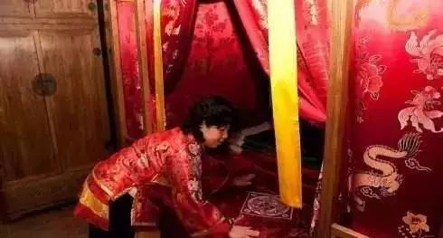 从安徽闹洞房视频说起，那些年我们围观过的婚俗与边界