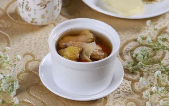 女子吃隔夜卤味一天腹泻量3000毫升，警惕食物安全与健康警钟