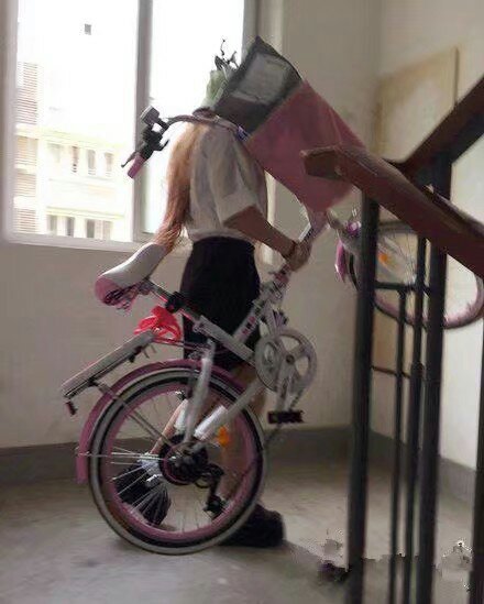 女孩摸自行车把手遭掌掴，一次不应发生的误会