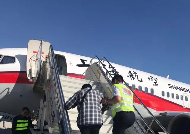 佛得角队回国，机场人山人海，归心似箭的温暖画卷