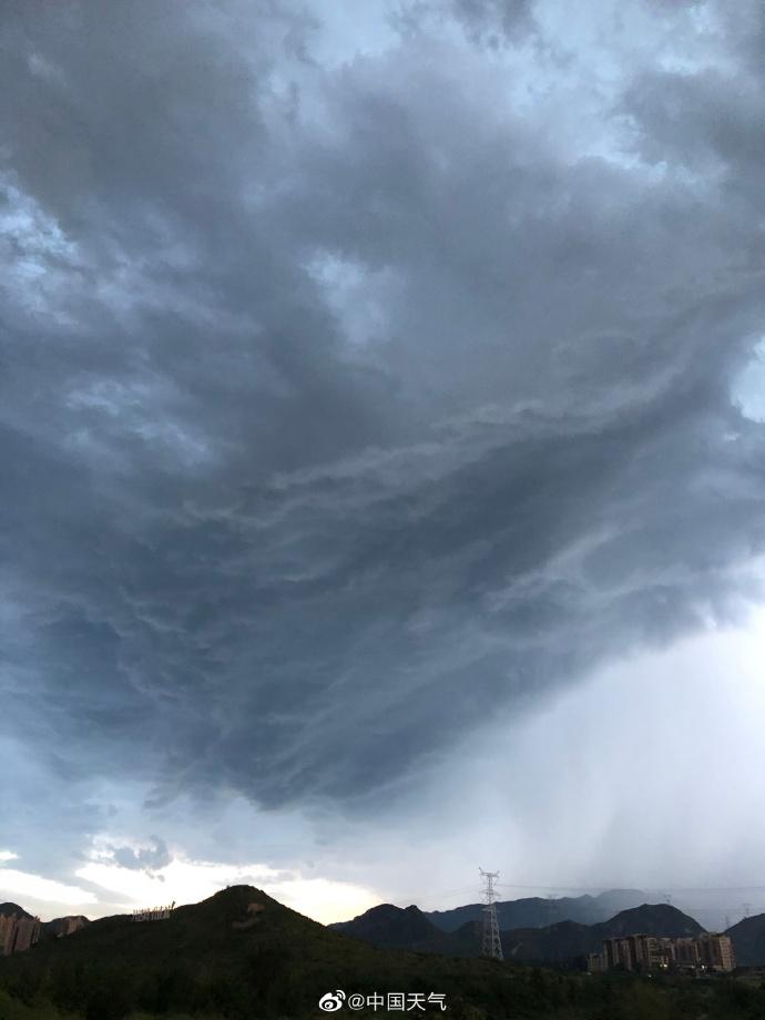 北京上空奇观，巨幕雨幡的神秘面纱