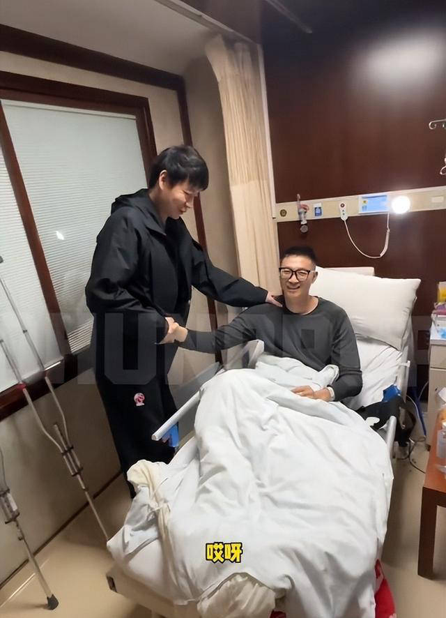 医院里的小插曲，大哥的双拐与小姐姐的意外收获
