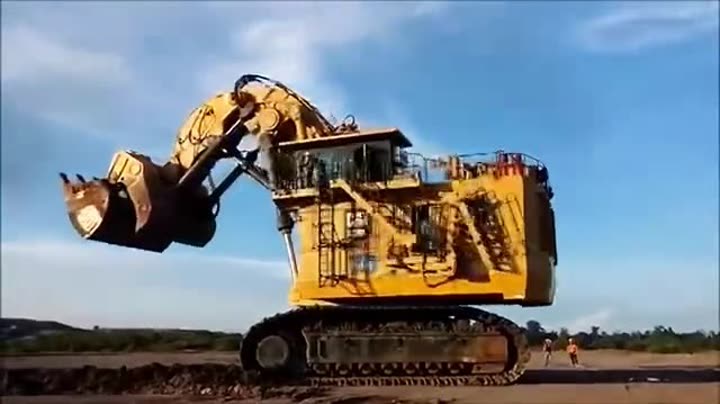 卡特365c大型挖掘机工作视频，这台铁甲巨兽到底有多猛？